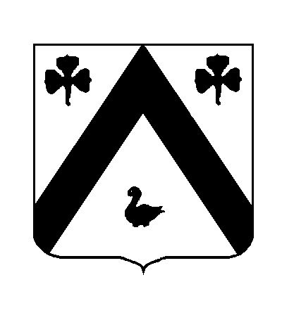 d'argent au chevron de sable accompagn&eacute; de deux tr&egrave;fles et d'une merlette du m&ecirc;me